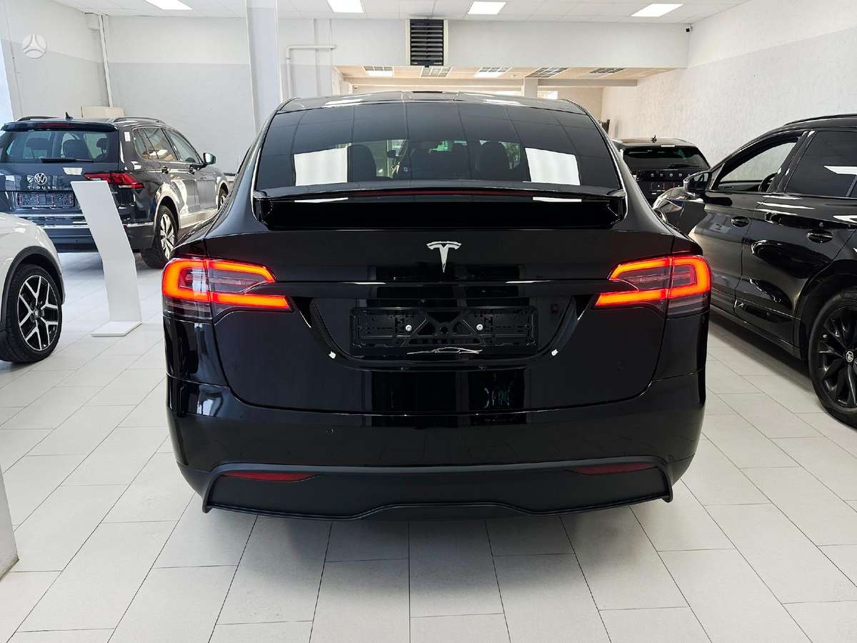 Tesla Model X - 5