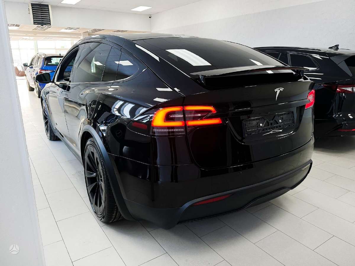 Tesla Model X - 6