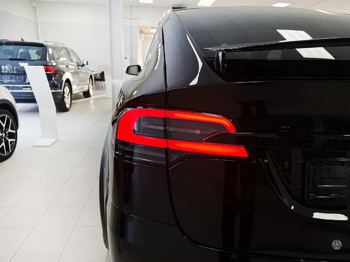 Tesla Model X - 11