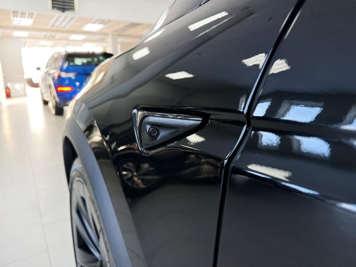 Tesla Model X - 8
