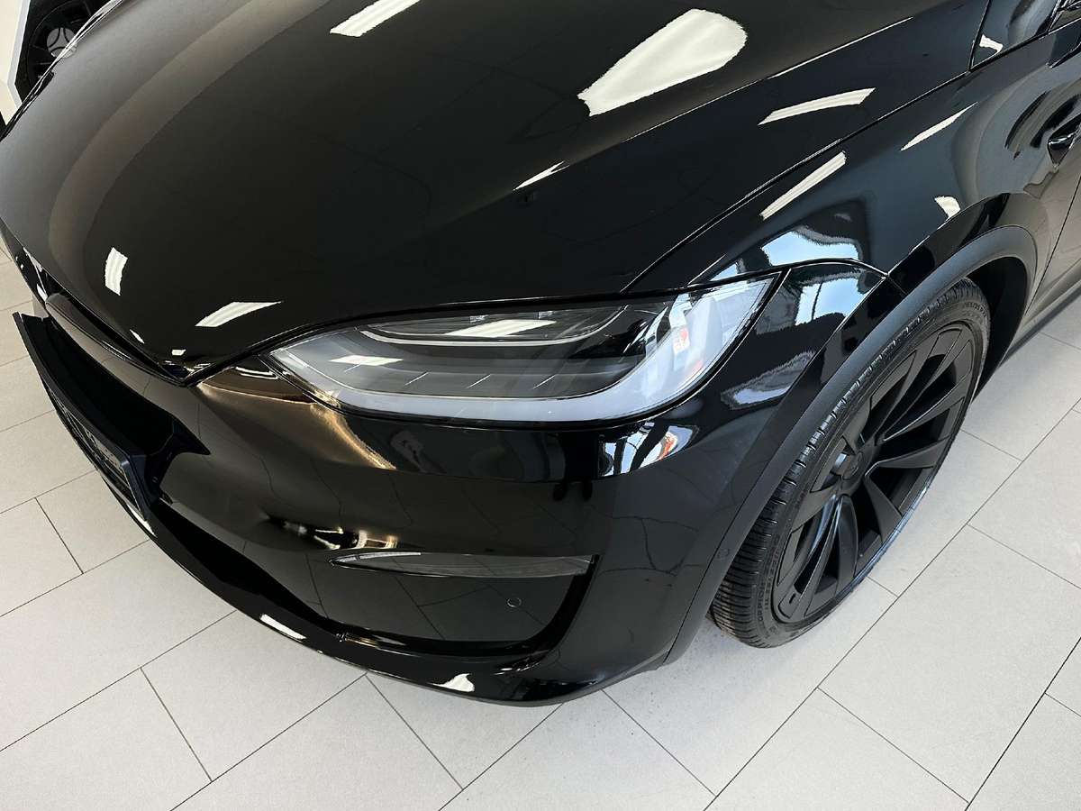 Tesla Model X - 7
