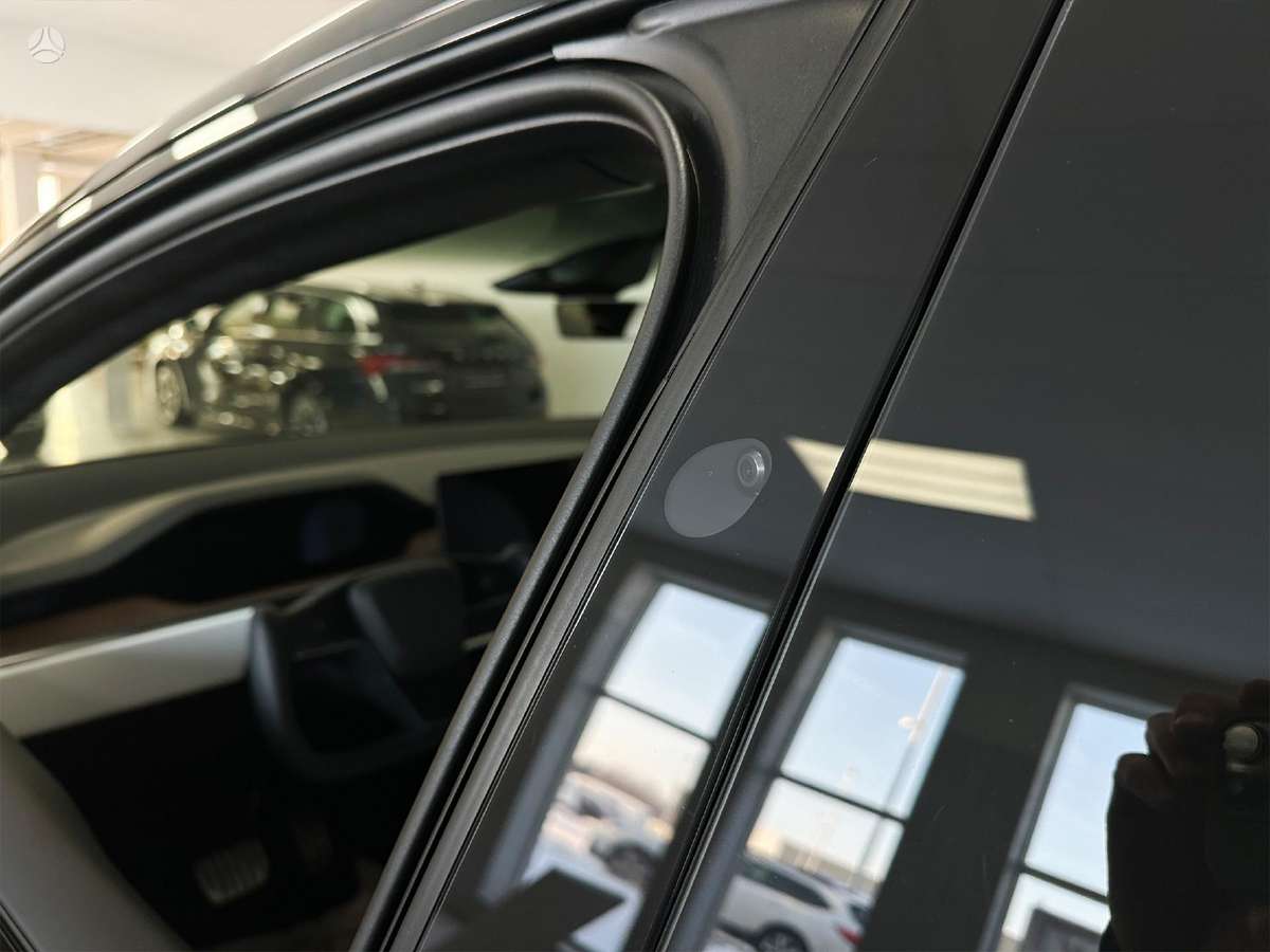 Tesla Model X - 9