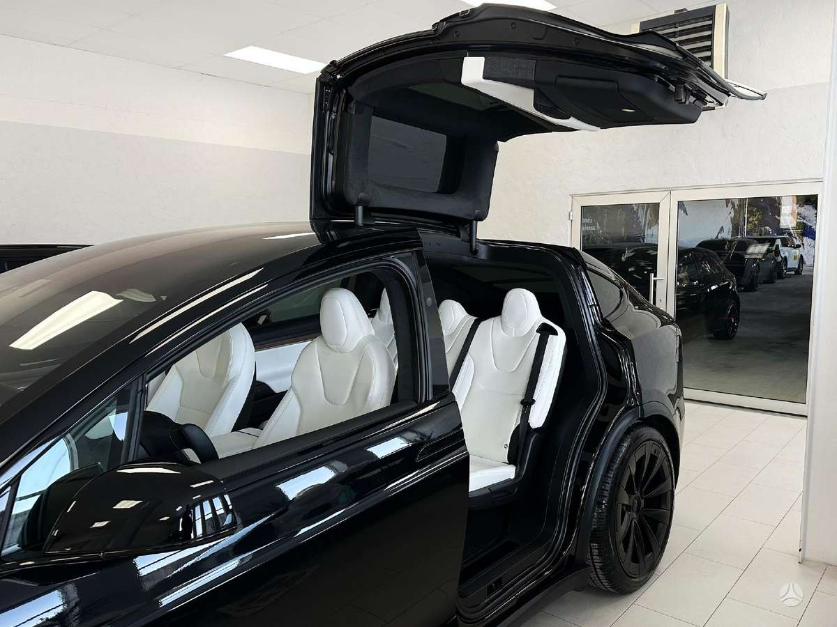 Tesla Model X - 12
