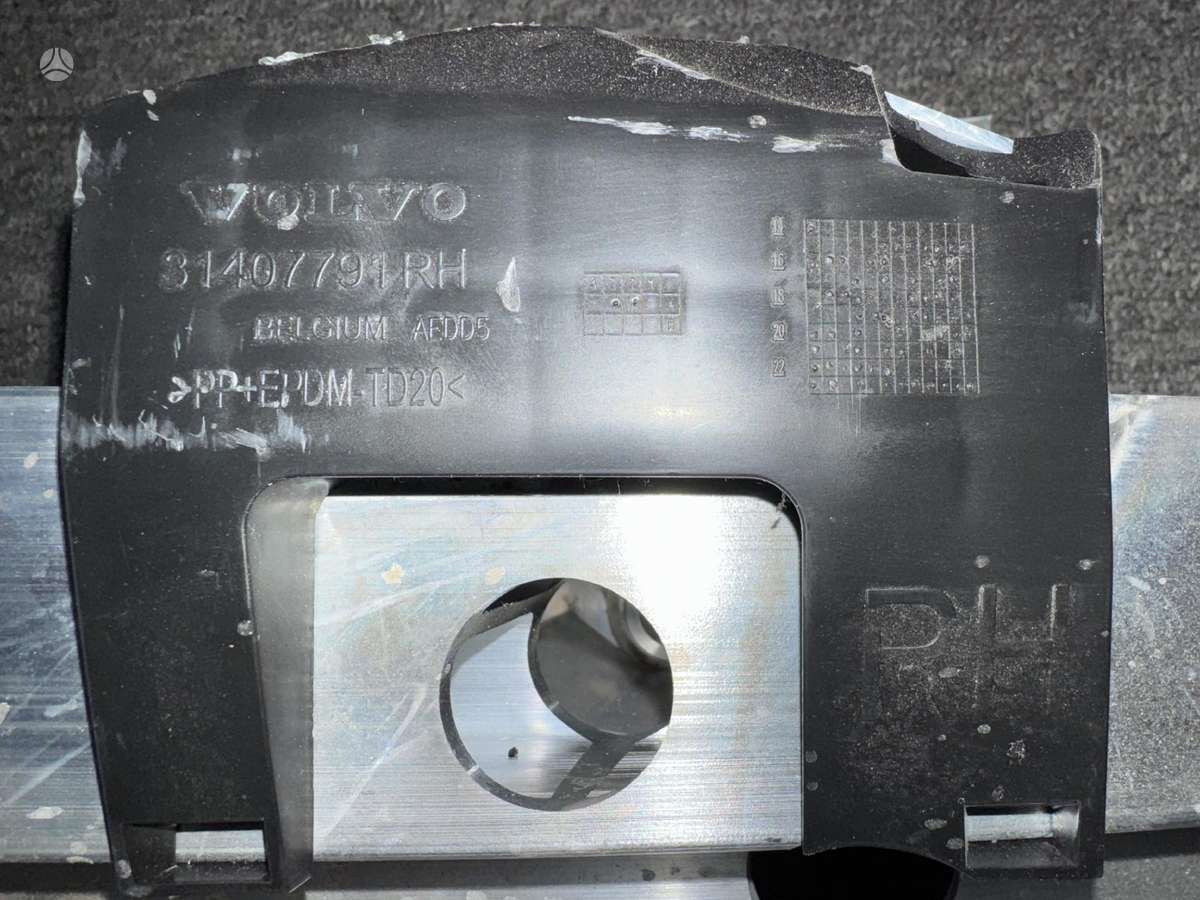 Volvo XC90 control arm