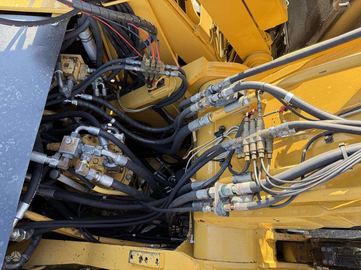Caterpillar M 325 DLMH, ekskavatori