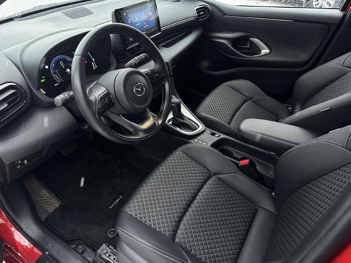 Mazda 2, 1.5 l., off-road / crossover