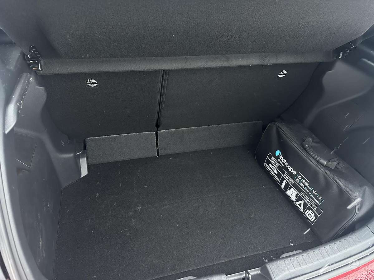 Mazda 2, 1.5 l., off-road / crossover