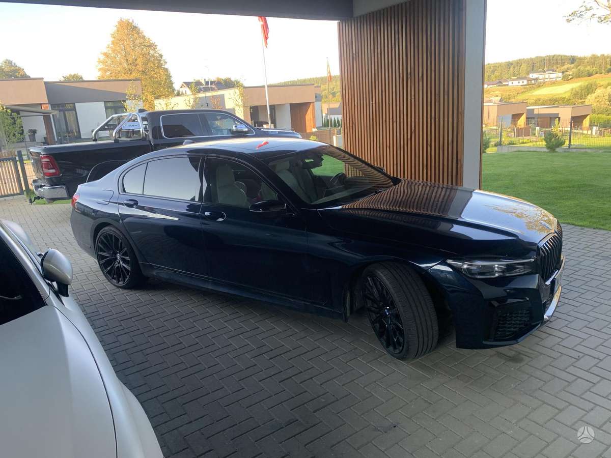 BMW 750, 4.4 l., Седан