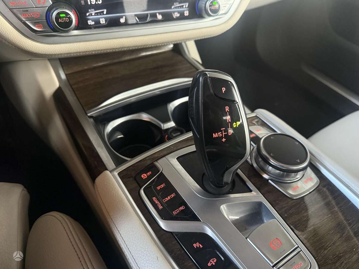 BMW 750, 4.4 l., Седан