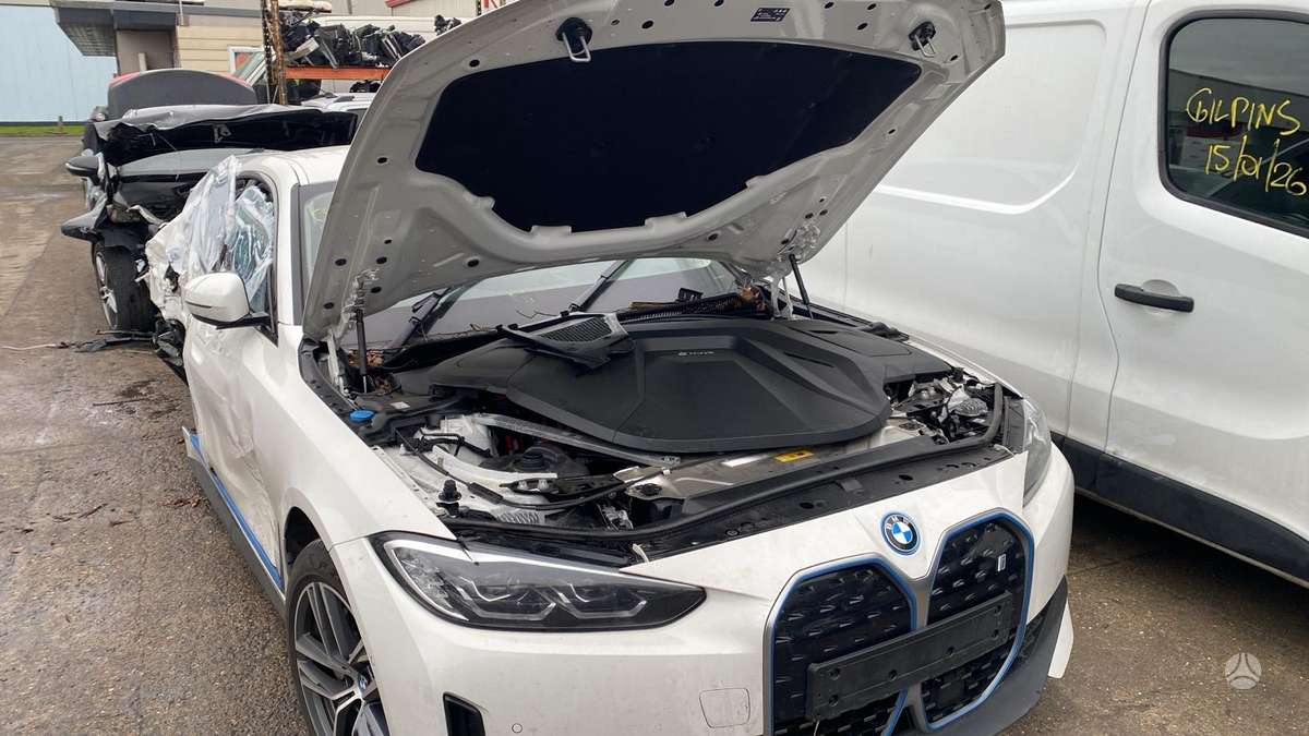 BMW i4 dalimis