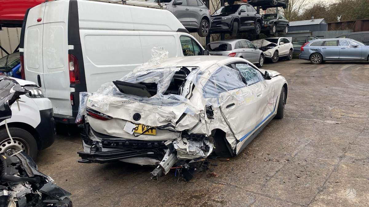 BMW i4 по частям