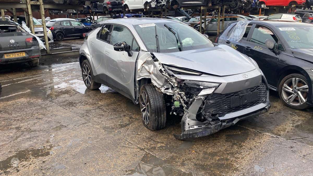 Toyota C-HR по частям