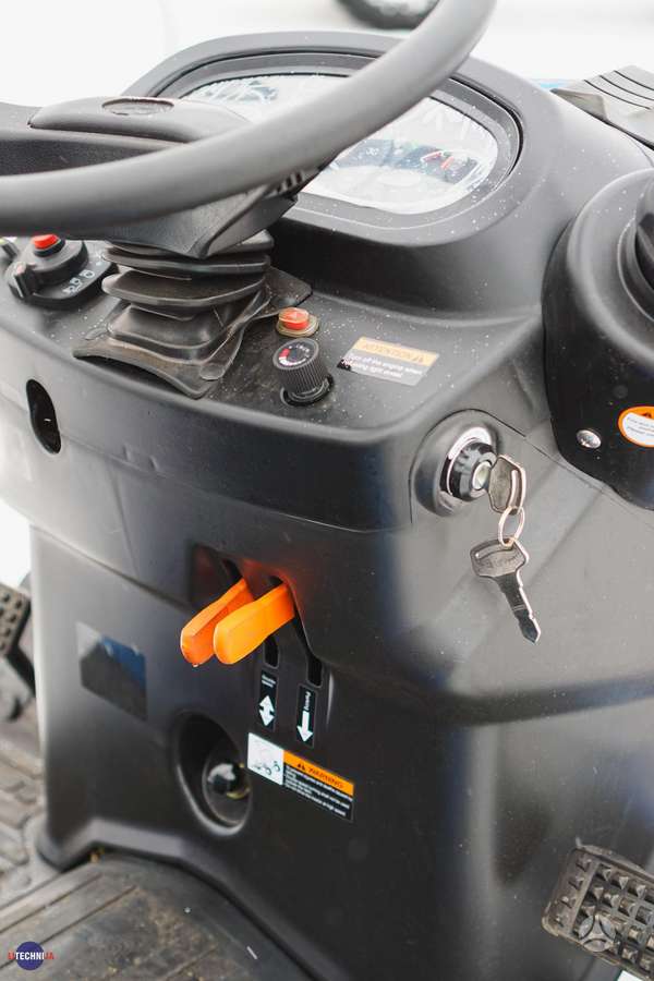 Hinomoto HM250 su stumdytuvu, тракторы