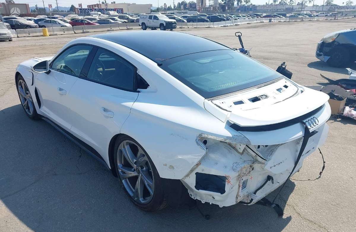 Audi e-tron GT, Седан