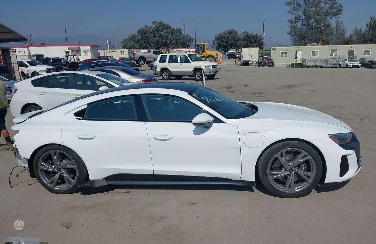 Audi e-tron GT, Седан