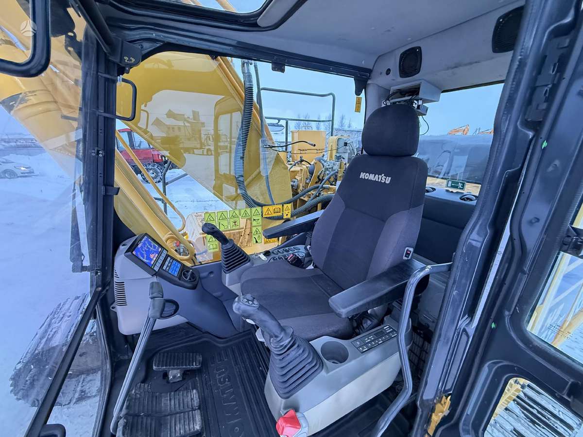 Komatsu HB 215 LC-2, ekskavatoriai