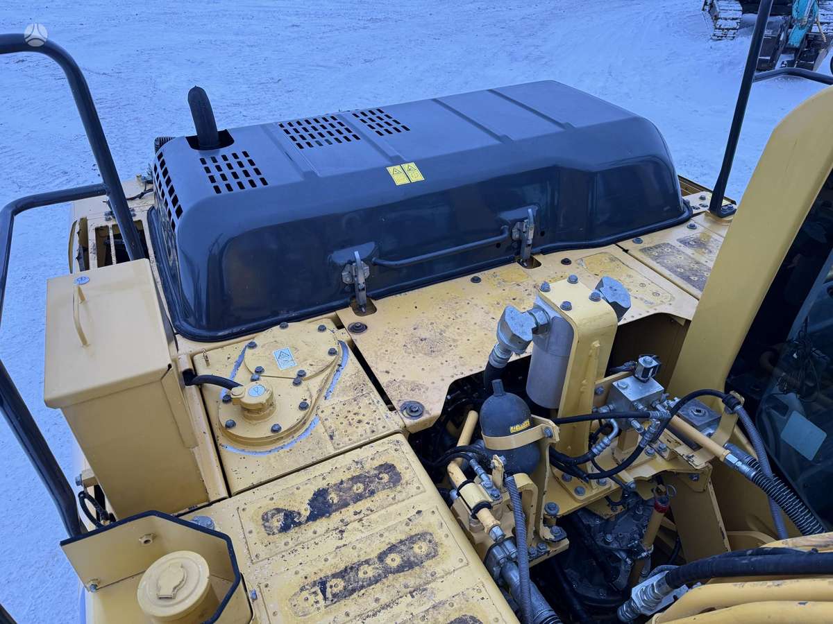 Komatsu HB 215 LC-2, ekskavatoriai