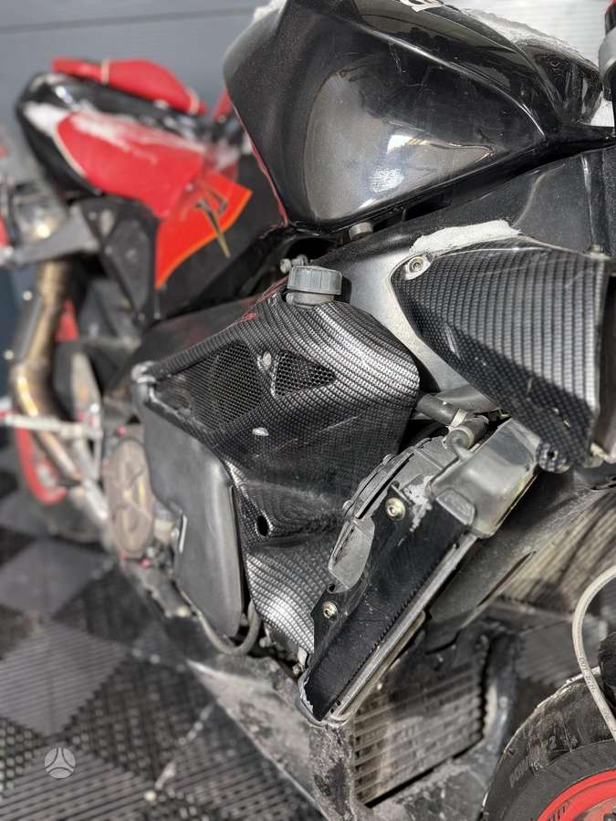 Aprilia Tuono 1000cc, superbikes