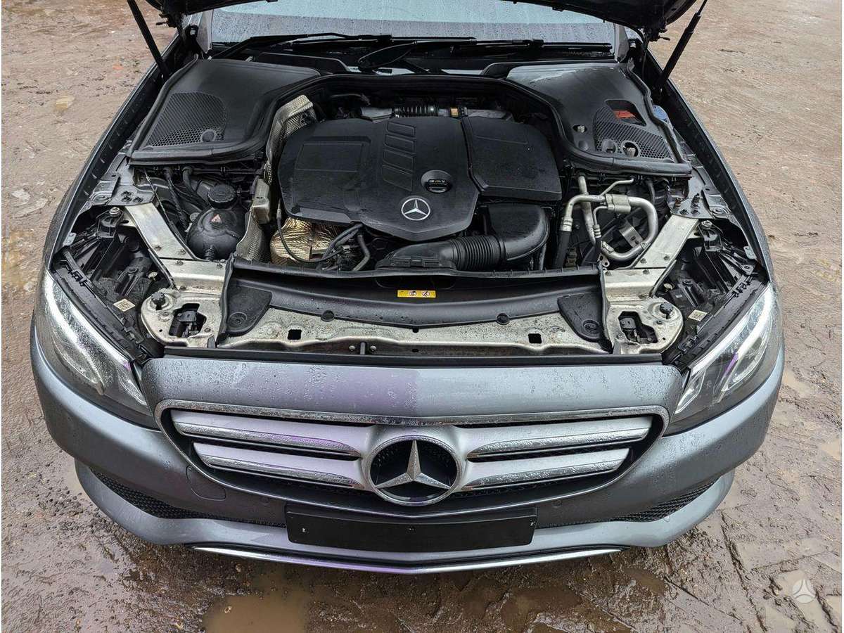 Mercedes-Benz E220 engine
