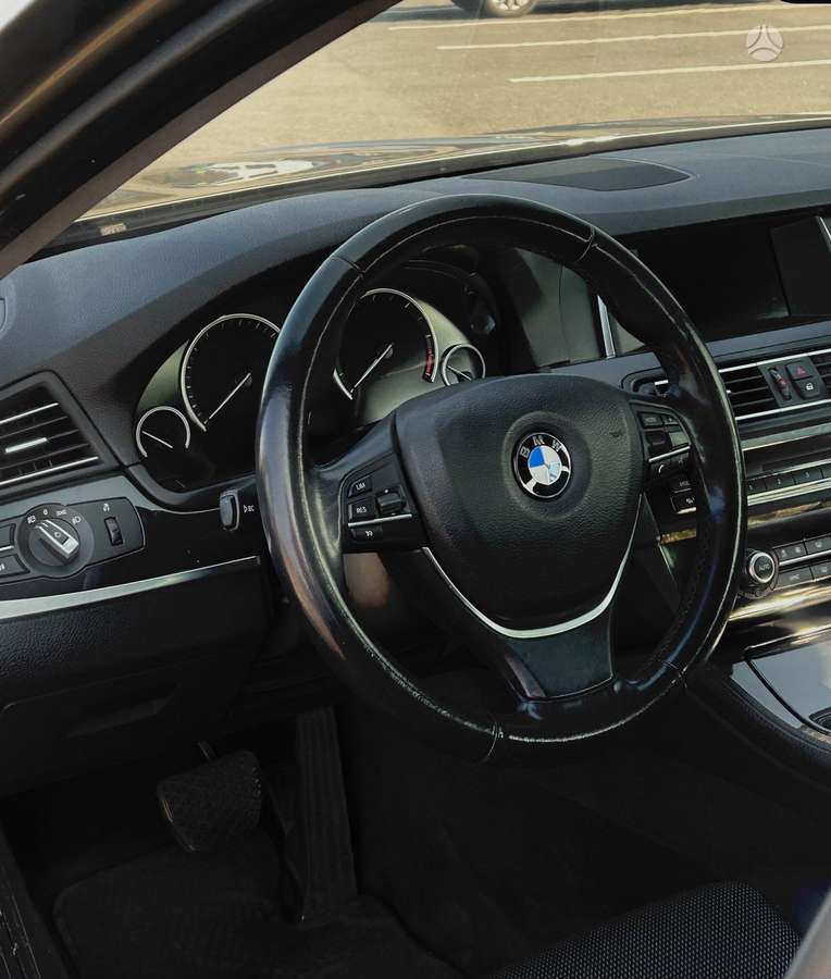 BMW 520, saloon / sedan