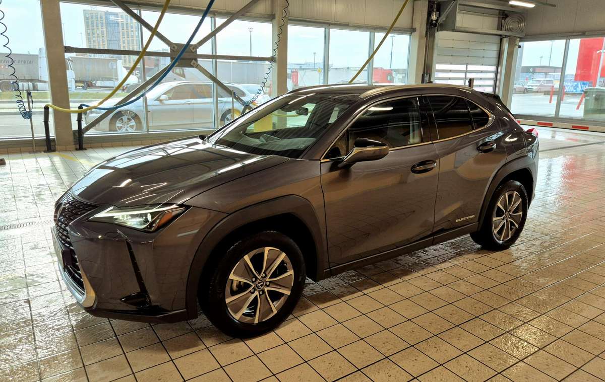 Lexus UX 300e, off-road / crossover