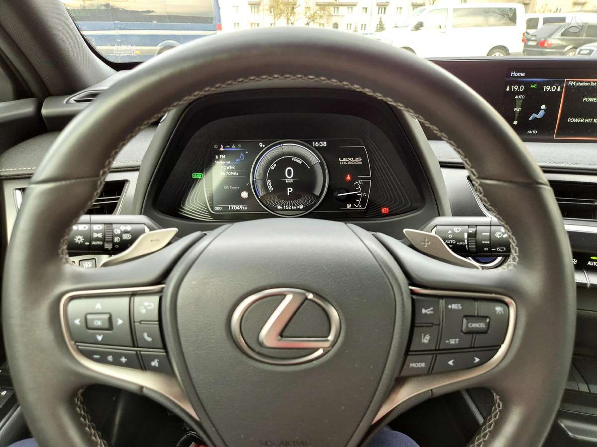 Lexus UX 300e, off-road / crossover