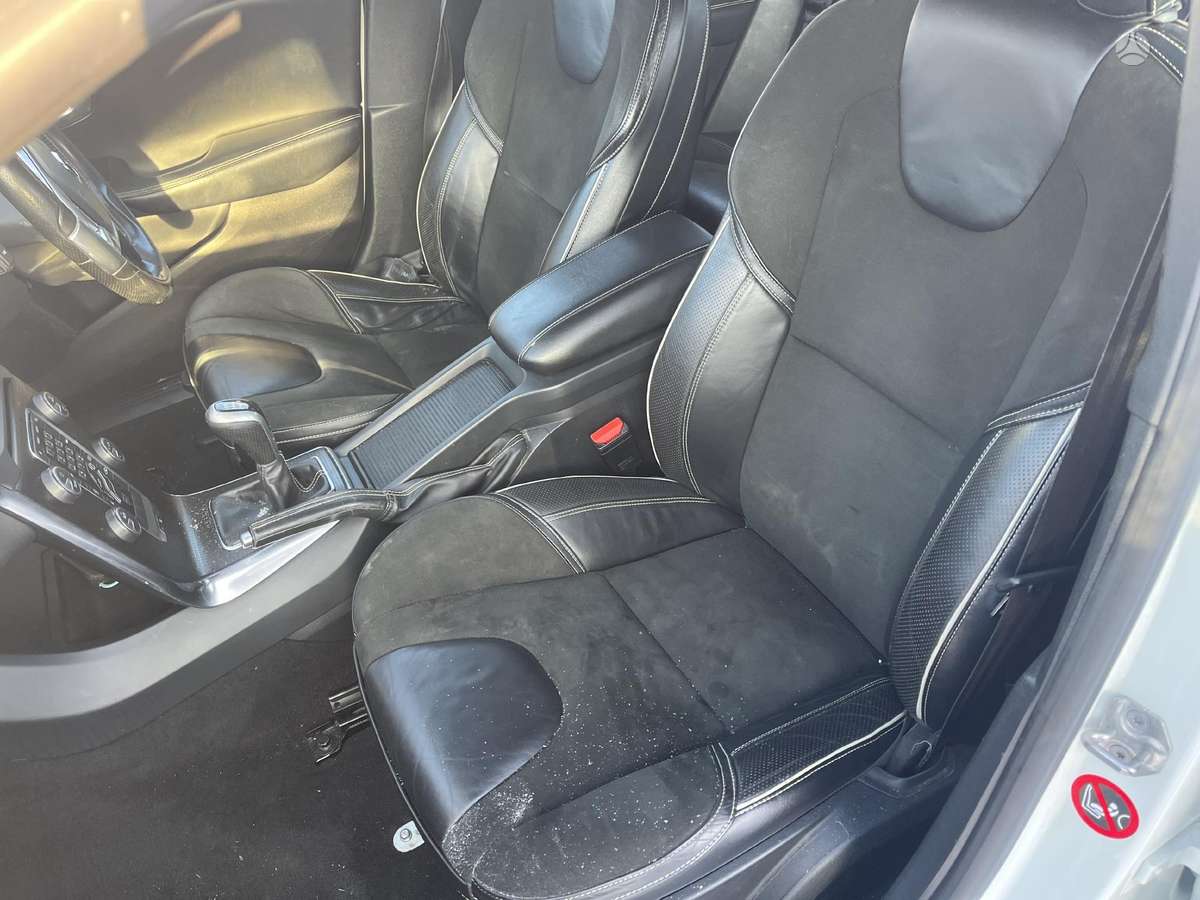 Volvo V40 dalimis. D4204t8 r design