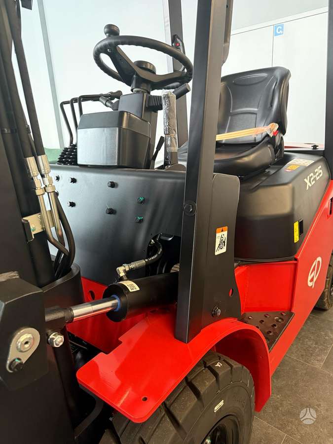 EP EQUIPMENT 11062 - EP EFL252X2, forklifts