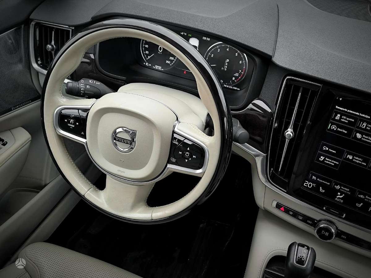 Volvo S90, Седан