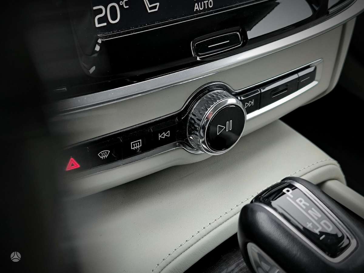 Volvo S90, Седан