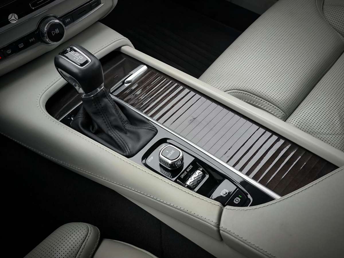 Volvo S90, Седан