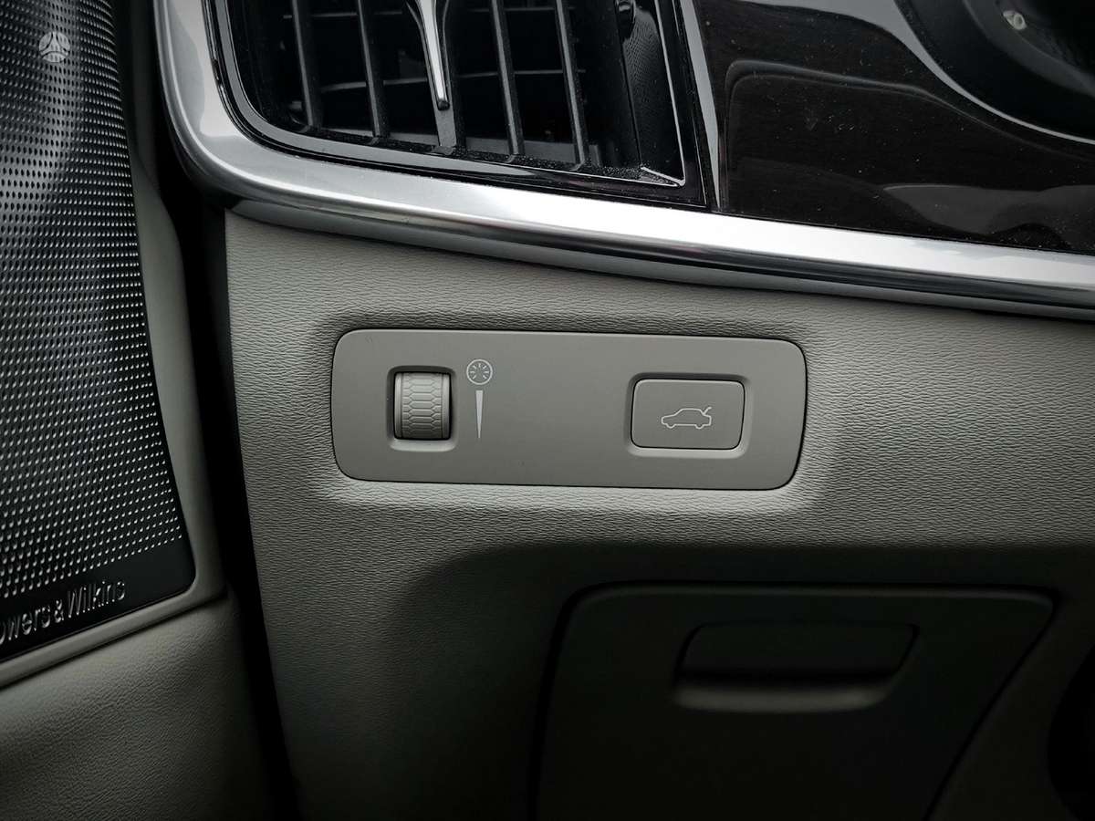 Volvo S90, Седан