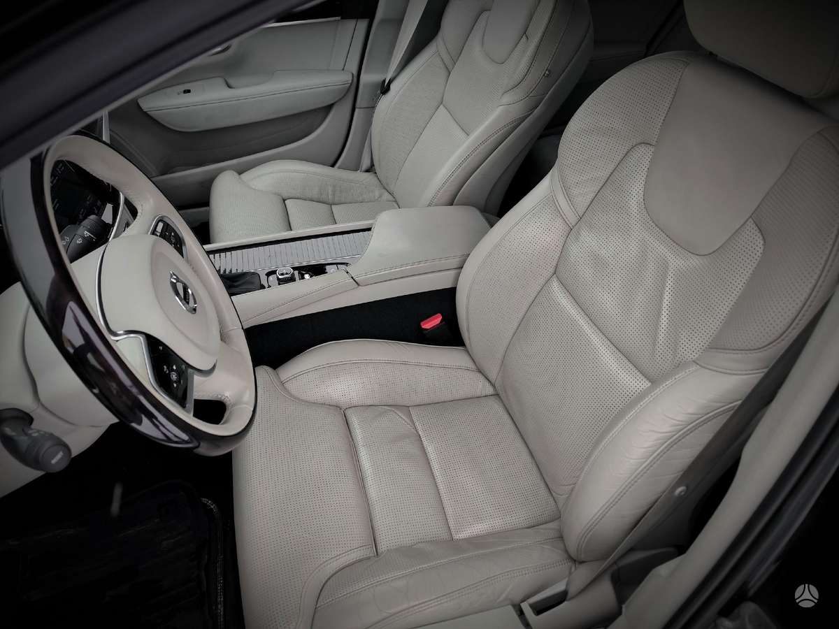 Volvo S90, Седан