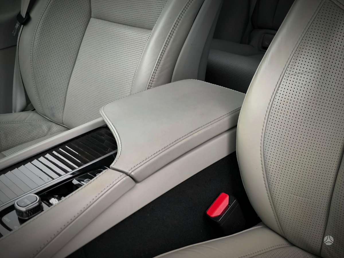 Volvo S90, Седан
