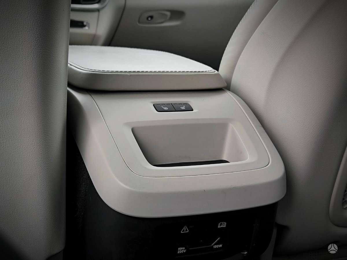 Volvo S90, Седан