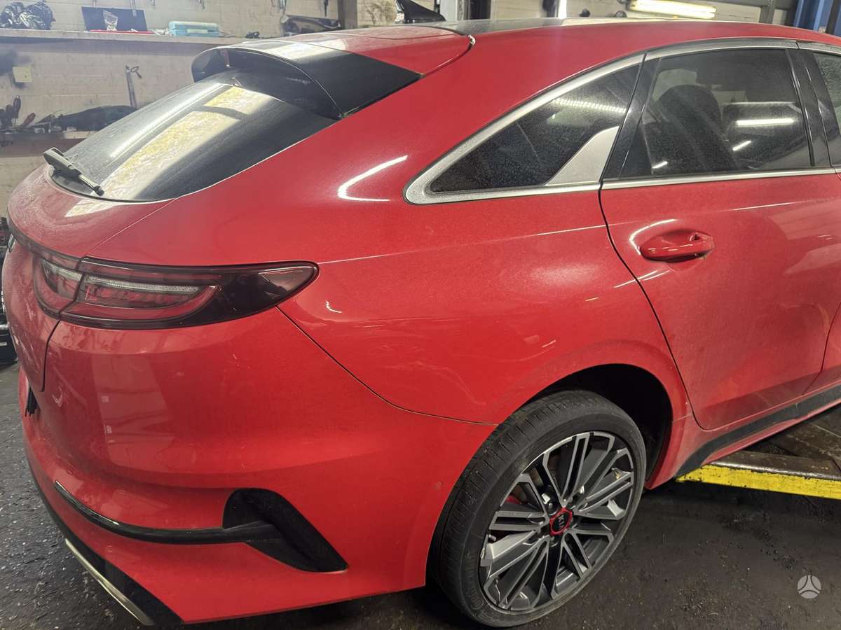 Kia ProCeed Gt abdaila juodos lubos