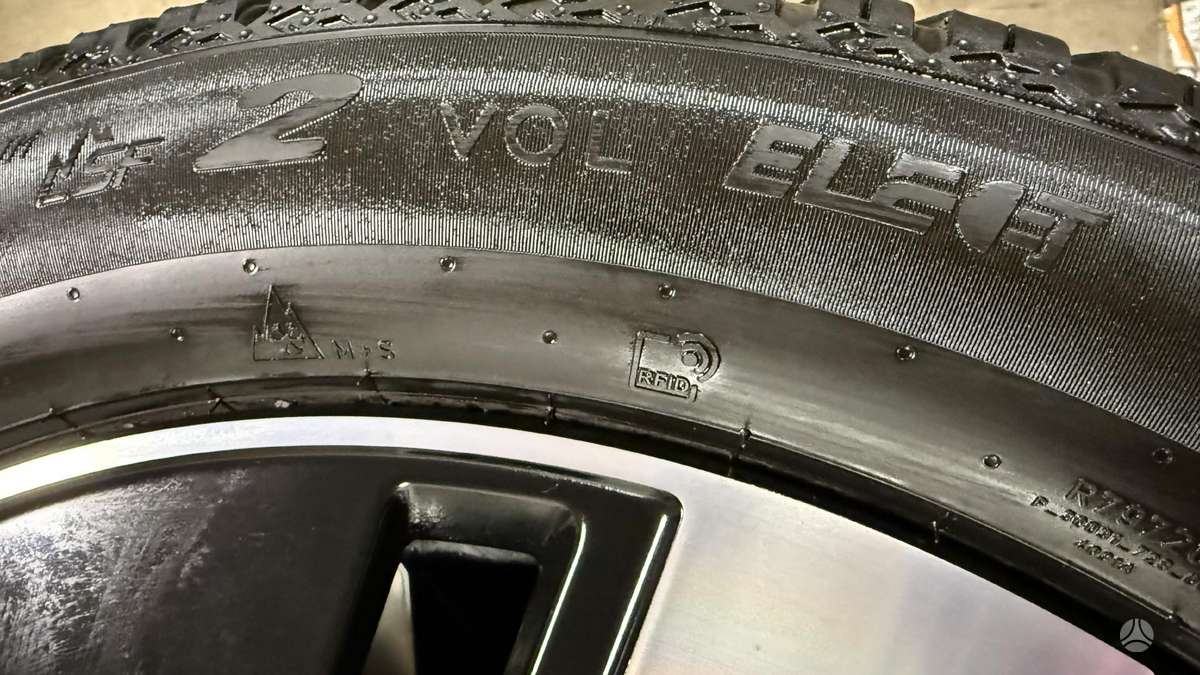 Volvo XC40 EV, light alloy, R19
