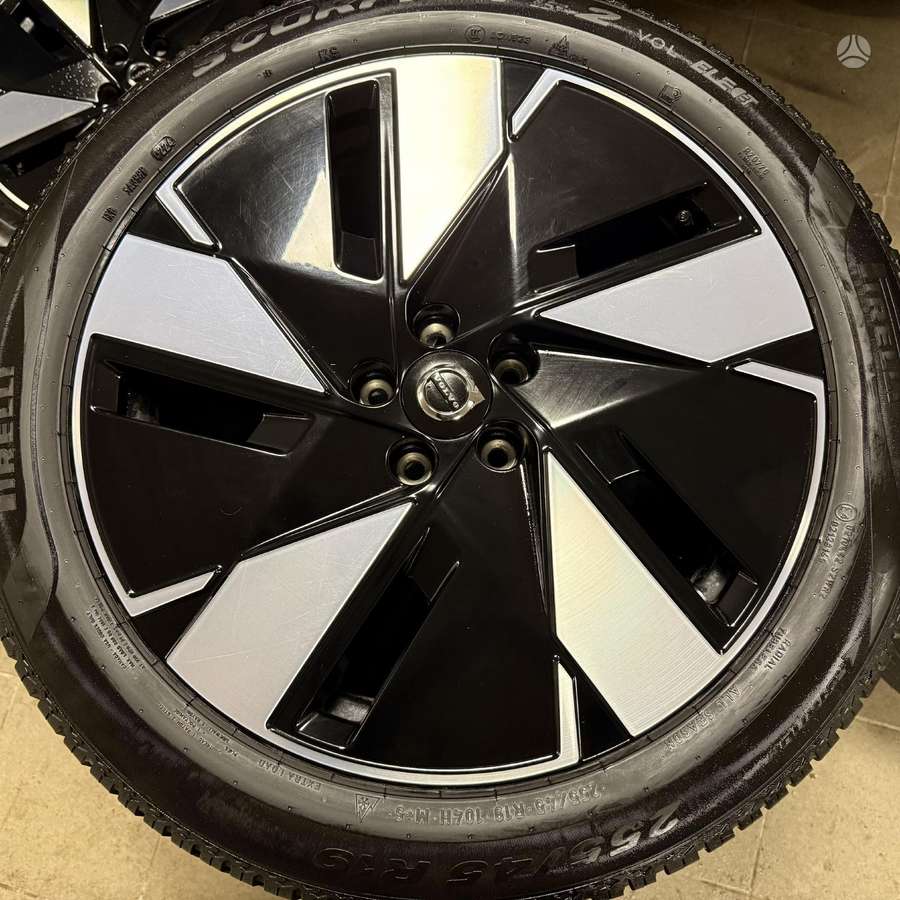 Volvo XC40 EV, light alloy, R19