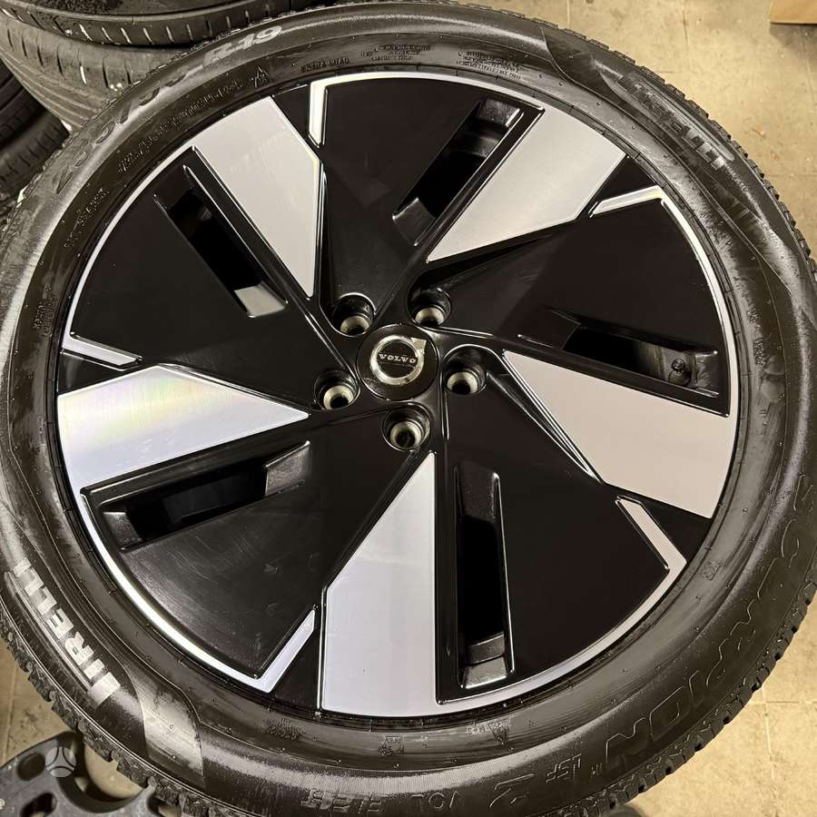 Volvo XC40 EV, light alloy, R19