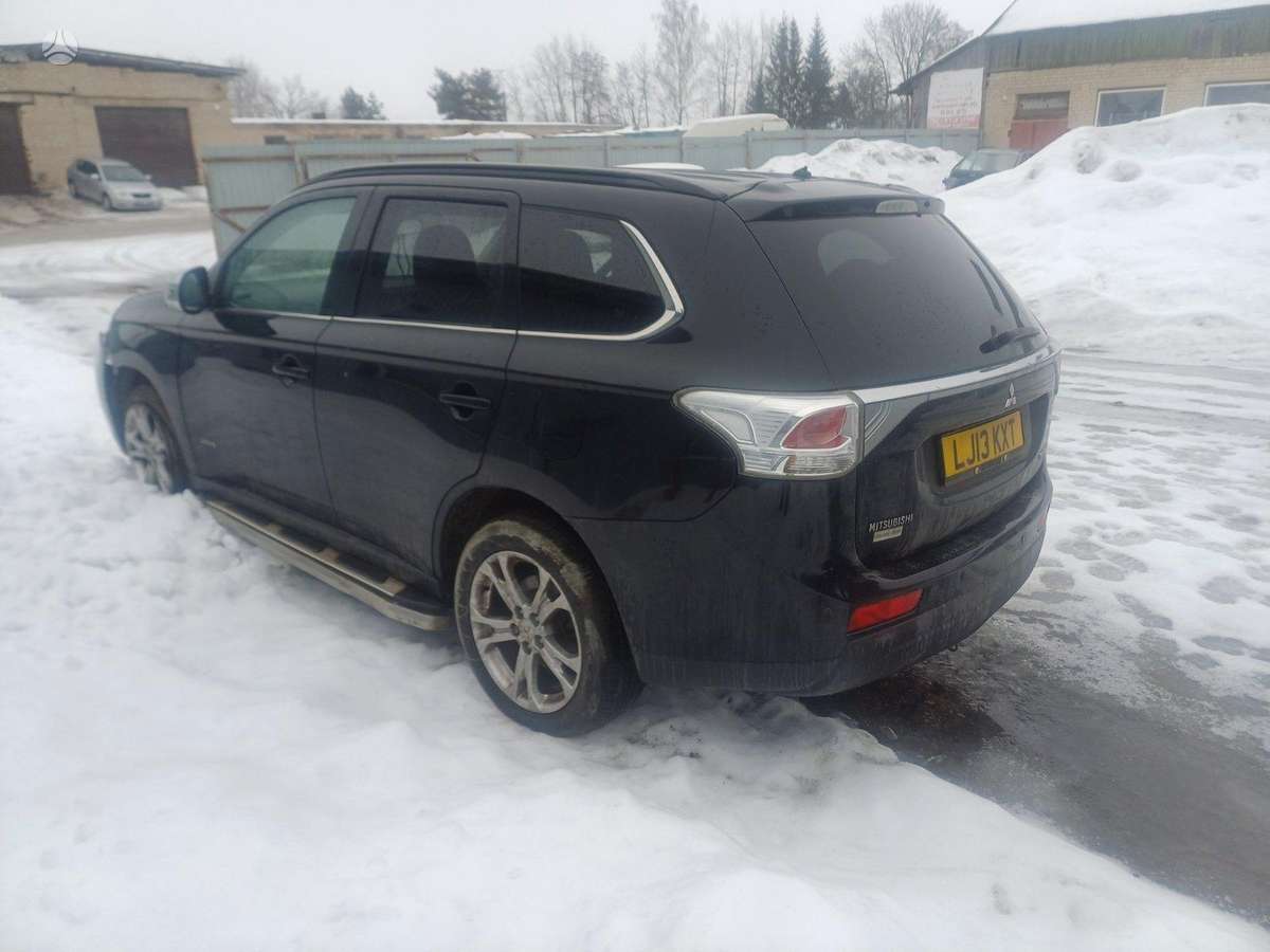Mitsubishi Outlander for parts. Engine code 4n14 gearbox code cvt paint code x