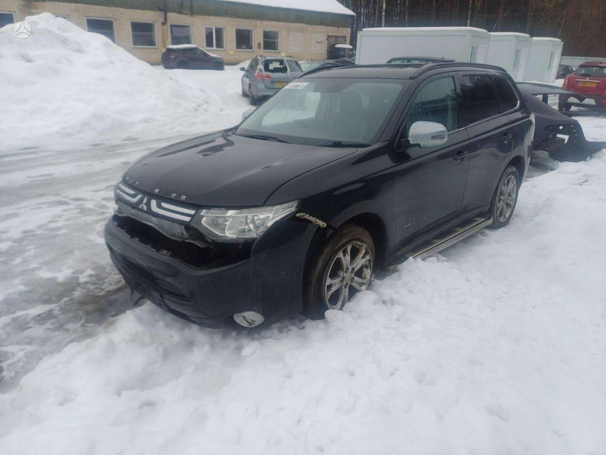 Mitsubishi Outlander dalimis. Engine code 4n14 gearbox code cvt paint code x42
