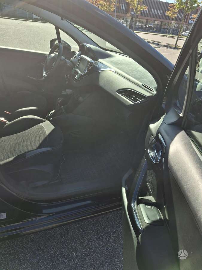 Peugeot 208 - 5