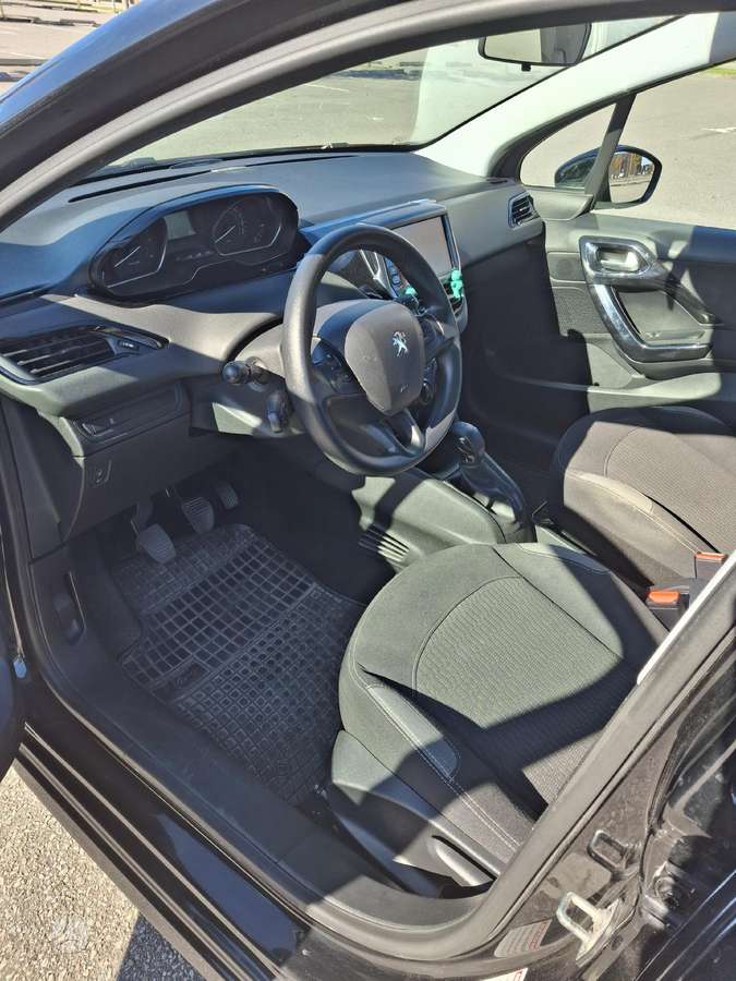 Peugeot 208 - 8
