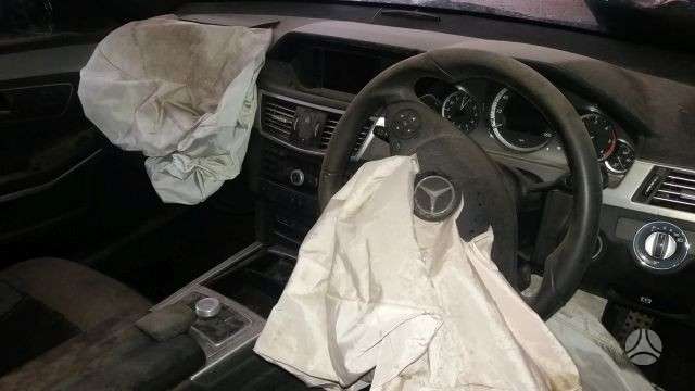 Mercedes-Benz E klasė Dalimis