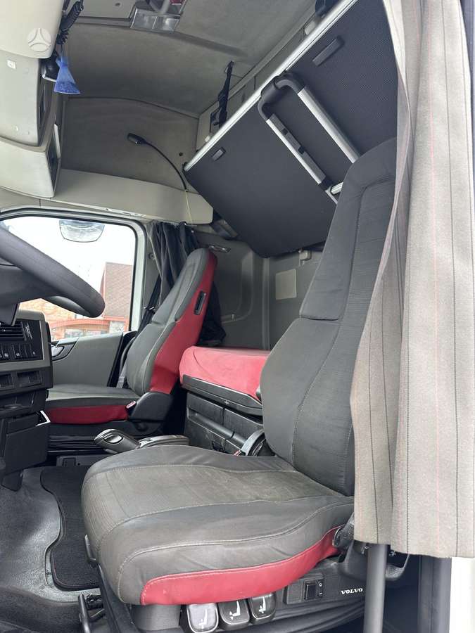 Volvo FH, double sleeper