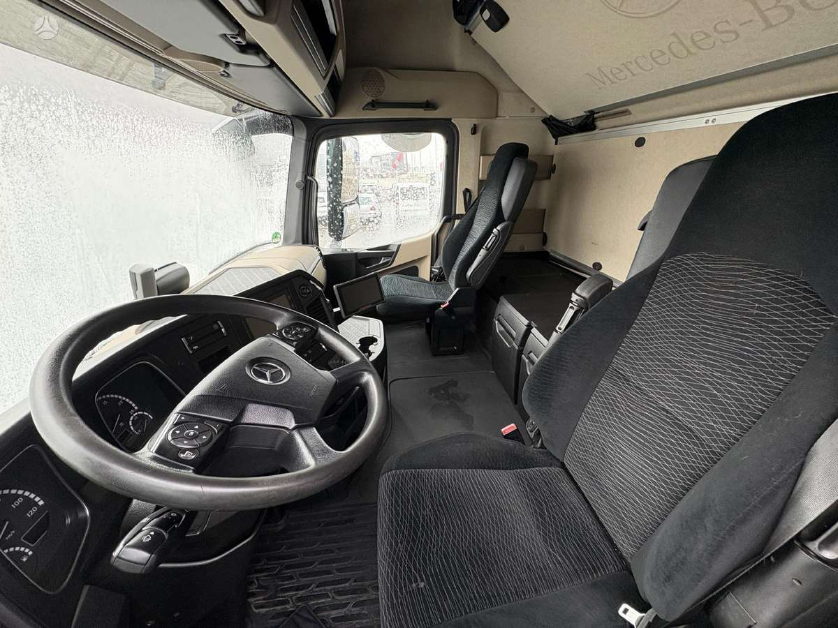 Mercedes-Benz 1842 Mega, double sleeper