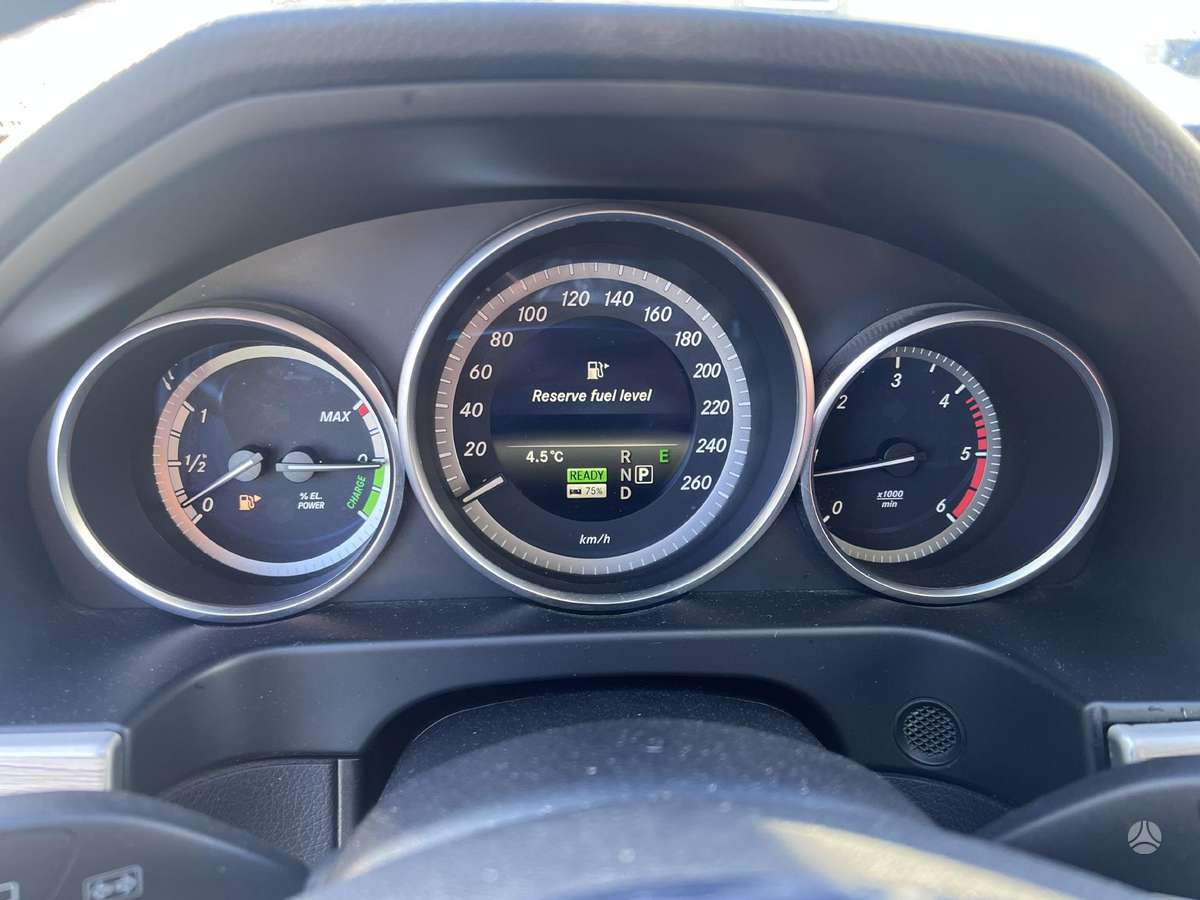 Mercedes-Benz E300 rezerves daļās