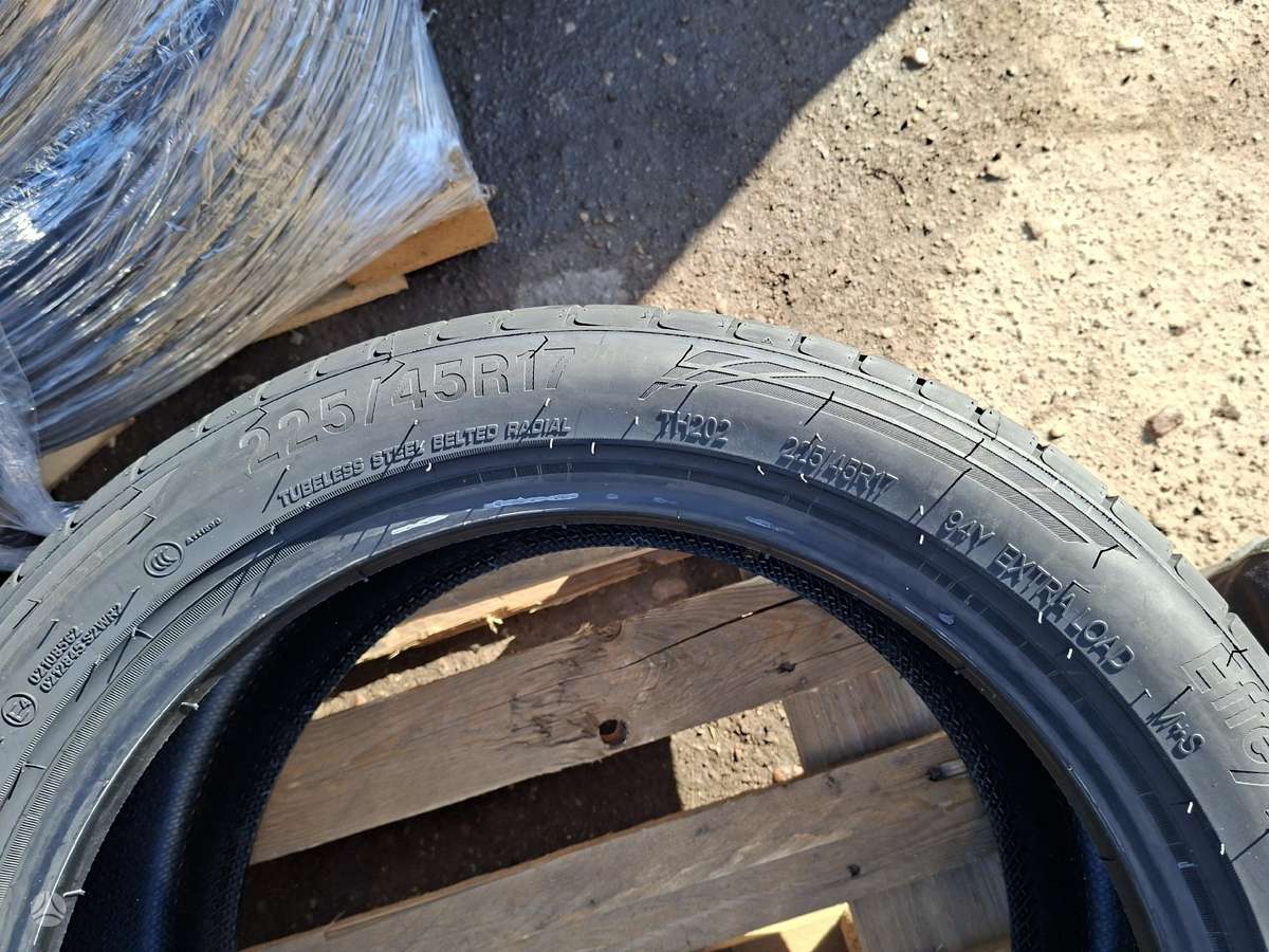 Triangle, summer 225/45 R17
