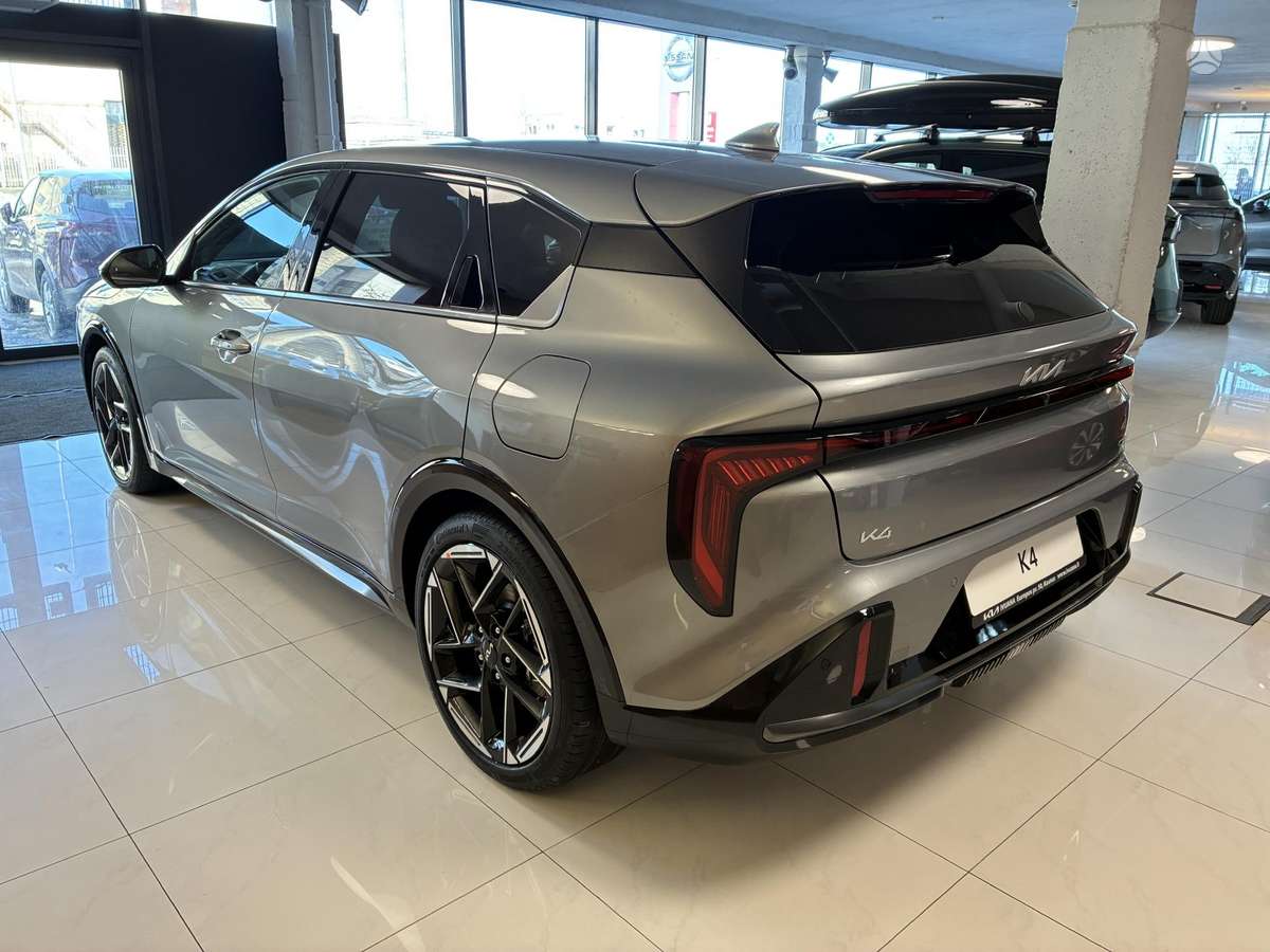 Kia K4, 1.6 l., hatchback
