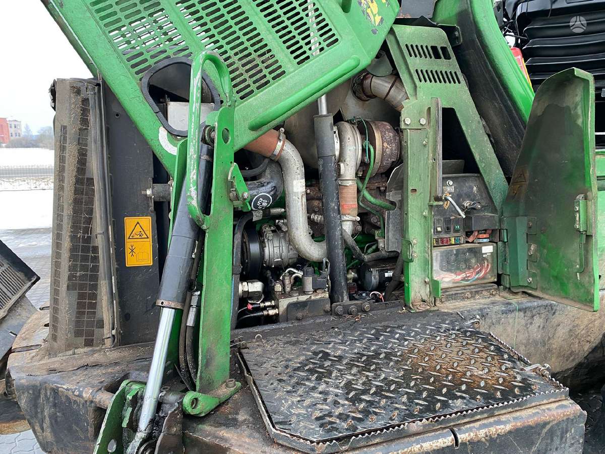 John Deere 810E (F576), medvežės